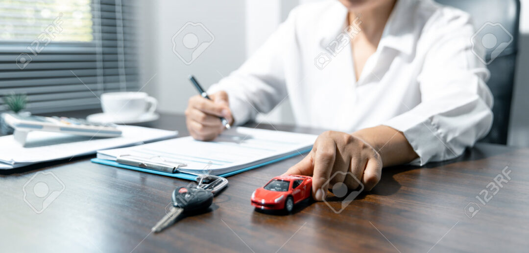 Conseillère en assurance auto à Montpellier présentant un contrat avec clés et voiture miniature